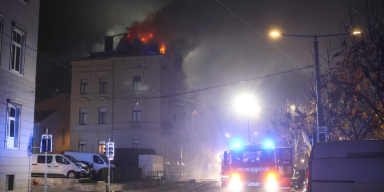 Großeinsatz bei nächtlichem Dachstuhlbrand in Gmunden