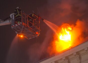 Großeinsatz bei nächtlichem Dachstuhlbrand in Gmunden