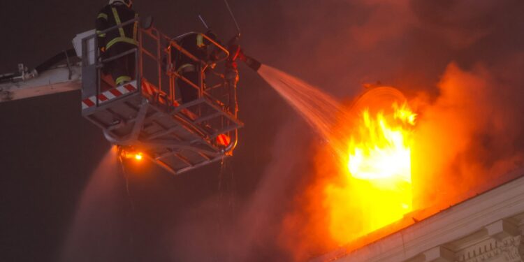 Großeinsatz bei nächtlichem Dachstuhlbrand in Gmunden