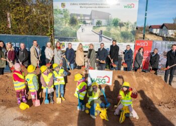 Spatenstich für den neuen Kindergarten in Altmünster. LH-Stv. Mag.A Christine Haberlander beim Baustart