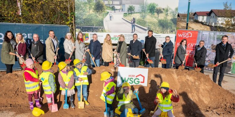 Spatenstich für den neuen Kindergarten in Altmünster. LH-Stv. Mag.A Christine Haberlander beim Baustart