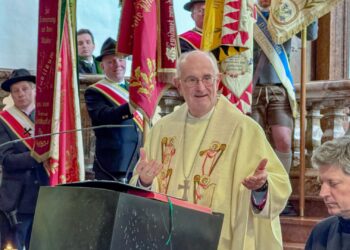 Mondseeland: Feuerwehren und Vereine begrüßen neuen Pfarrvikar