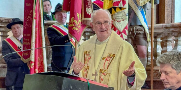 Mondseeland: Feuerwehren und Vereine begrüßen neuen Pfarrvikar