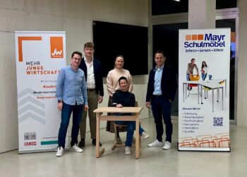 „Nimm Platz – wo Zukunft gestaltet wird“: Junge Wirtschaft Gmunden zu Besuch bei Mayr Schulmöbel