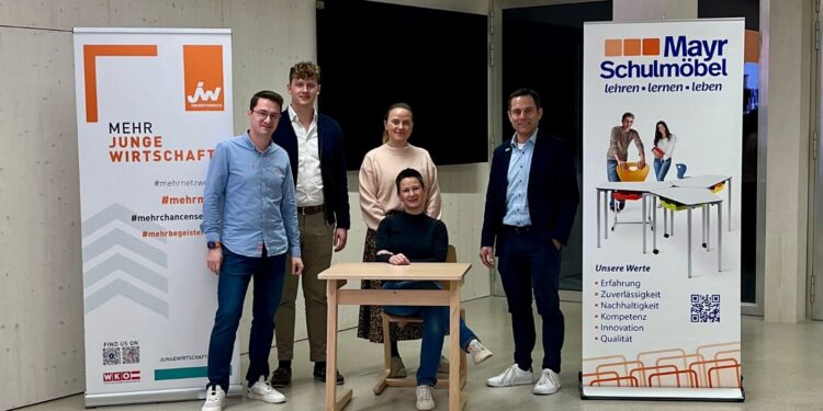 „Nimm Platz – wo Zukunft gestaltet wird“: Junge Wirtschaft Gmunden zu Besuch bei Mayr Schulmöbel