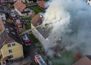 Großeinsatz bei Dachstuhlbrand in Attnang-Puchheim