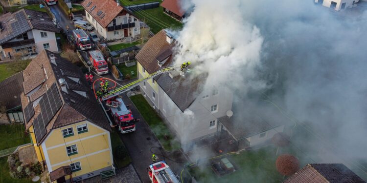 Großeinsatz bei Dachstuhlbrand in Attnang-Puchheim