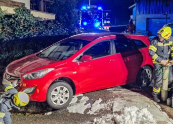 Fahrzeug mit Hebekissen geborgen
