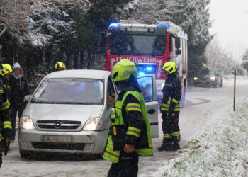 Autolenkerin bei winterlichen Fahrbedingungen von der Straße abgekommen