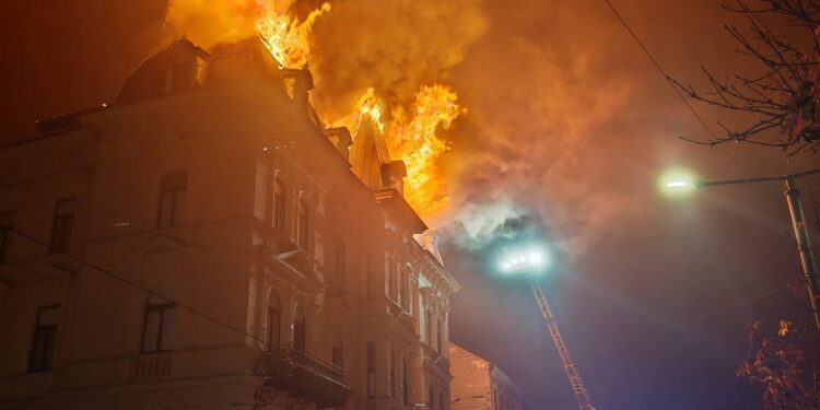 Nach Dachstuhlbrand – Polizei fahndet nach Brandstifter
