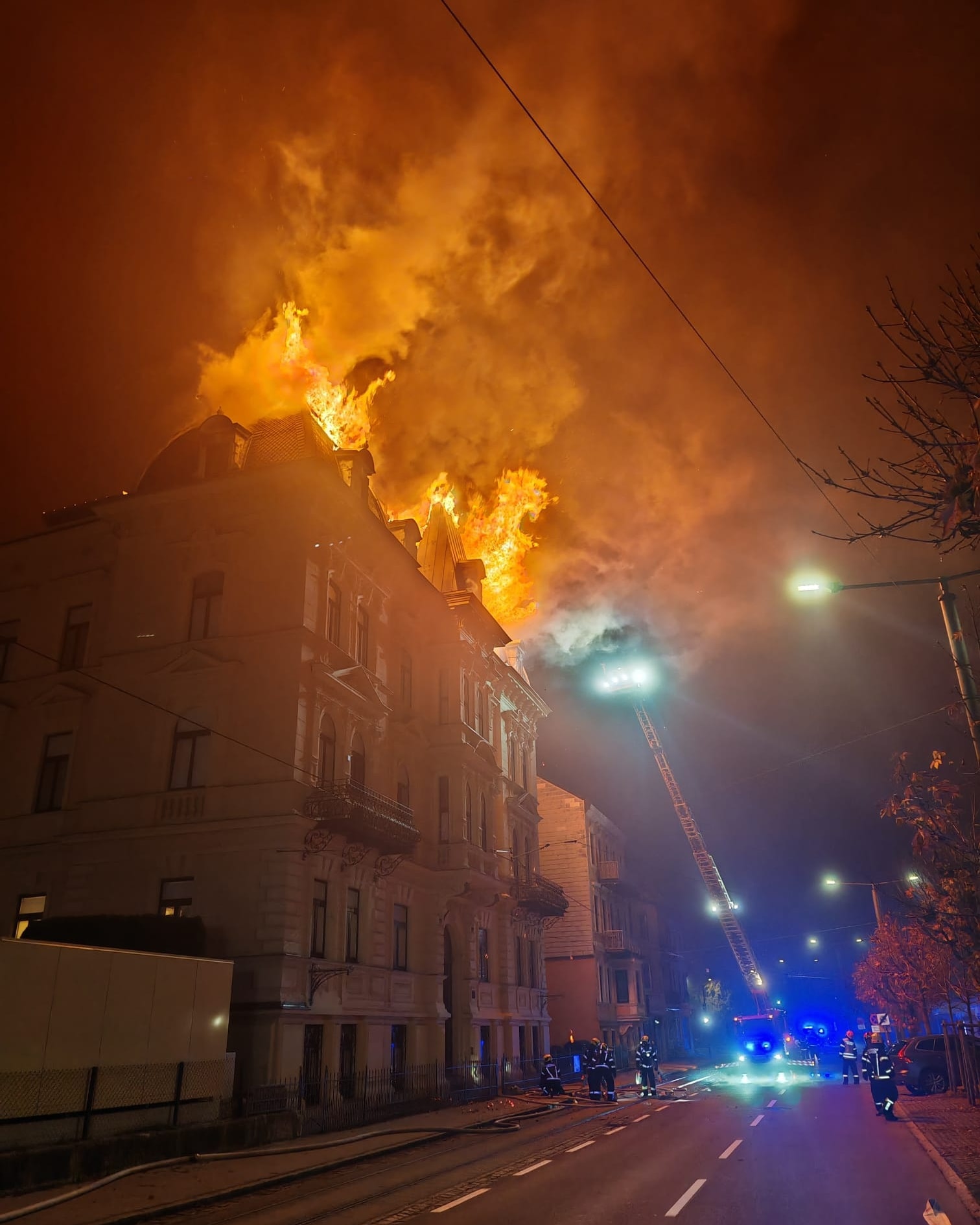 Nach-Dachstuhlbrand-Polizei-fahndet-nach-Brandstifter