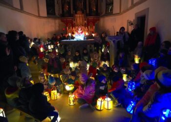 „Ich gehe mit meiner Laterne“ Lichtermeer aus Laternen und Martinimarkt der VS Gschwandt