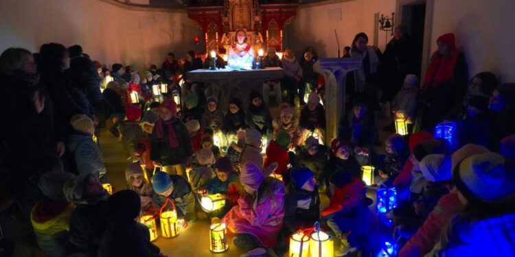 „Ich gehe mit meiner Laterne“ Lichtermeer aus Laternen und Martinimarkt der VS Gschwandt