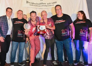 Alle helfen mit – Benefizabend vereint Herz, Humor und Brauchtum