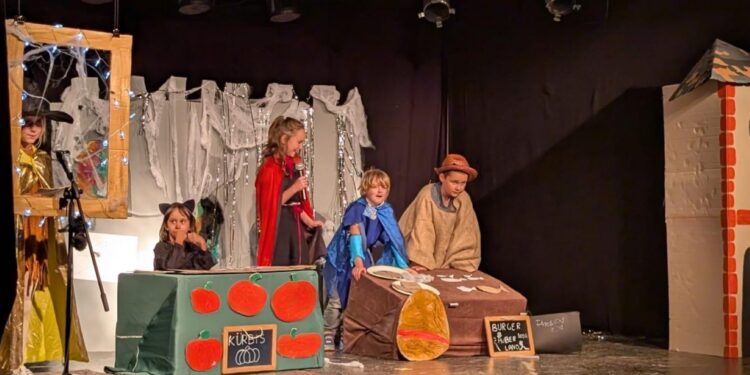 Theaterluft im OKH schnuppern: Kinder spielten „Das Kleine Gespenst – Spuk auf Burg Wartenburg“