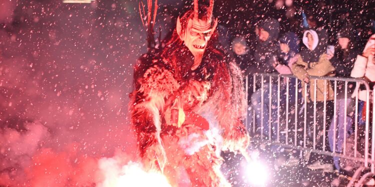 Traditionell am 5. Dezember: Nikolaus und Krampus von Haus zu Haus!