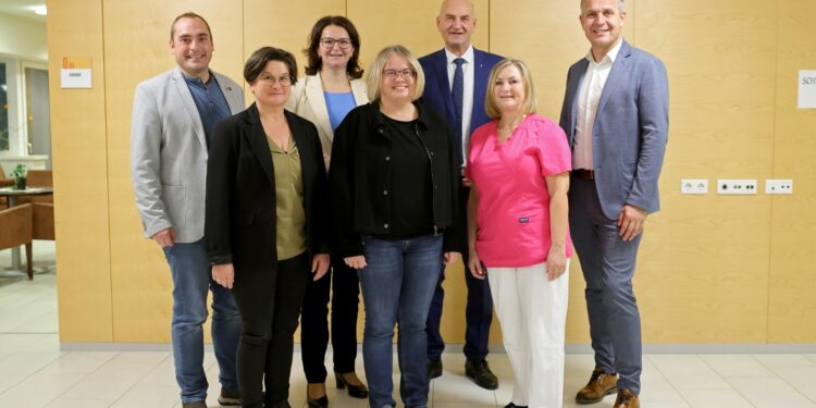 Soziales im Mittelpunkt: Landesrat Dörfel besucht soziale Einrichtungen im Bezirk Vöcklabruck