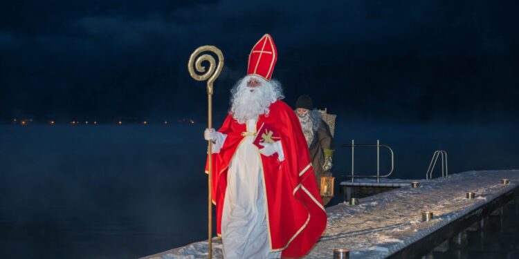 Da bleibt der Krampus daheim: Der Nikolaus kommt über den Hallstättersee!