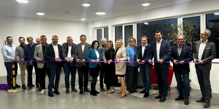 Technologiezentrum Gmunden – Punktgenau zum 25-jährigen Jubiläum des Gmundner Technologiezentrums wird der Erweiterungsbau offiziell eröffnet