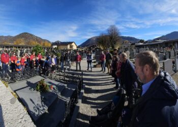 Mit Herz und Natur: Pfadfinder schmücken Gräber