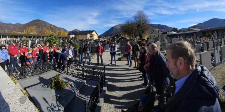 Mit Herz und Natur: Pfadfinder schmücken Gräber