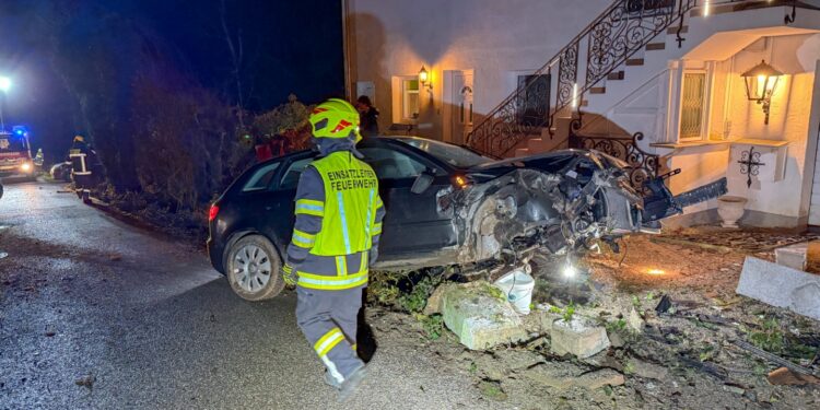 Auto kracht in St. Lorenz gegen Steinmauer