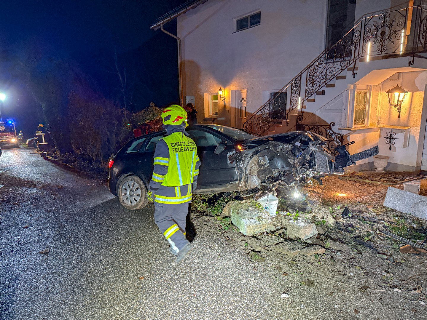 Auto-kracht-in-St-Lorenz-gegen-Steinmauer