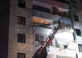 Patient mit Drehleiter aus fünftem Stock gerettet