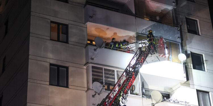 Patient mit Drehleiter aus fünftem Stock gerettet