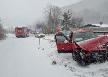 Drei Fahrzeuge in schweren Verkehrsunfall in Lauffen verwickelt