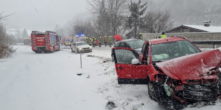 Drei Fahrzeuge in schweren Verkehrsunfall in Lauffen verwickelt