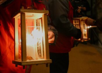 Friedenslichtübergabe an die Feuerwehrjugend des Bezirkes Gmunden