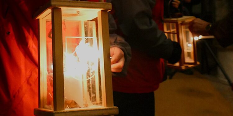 Friedenslichtübergabe an die Feuerwehrjugend des Bezirkes Gmunden