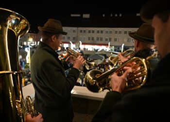 Weihnachtsblasen & Punschzeit am Rathausplatz