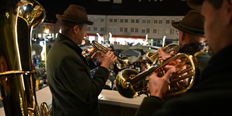 Weihnachtsblasen & Punschzeit am Rathausplatz