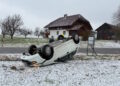 Auto blieb nach Überschlag am Dach liegen