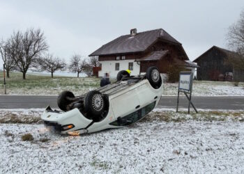 Auto blieb nach Überschlag am Dach liegen