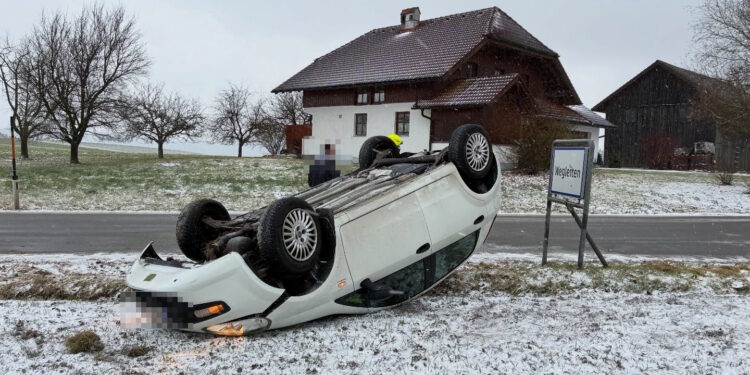 Auto blieb nach Überschlag am Dach liegen