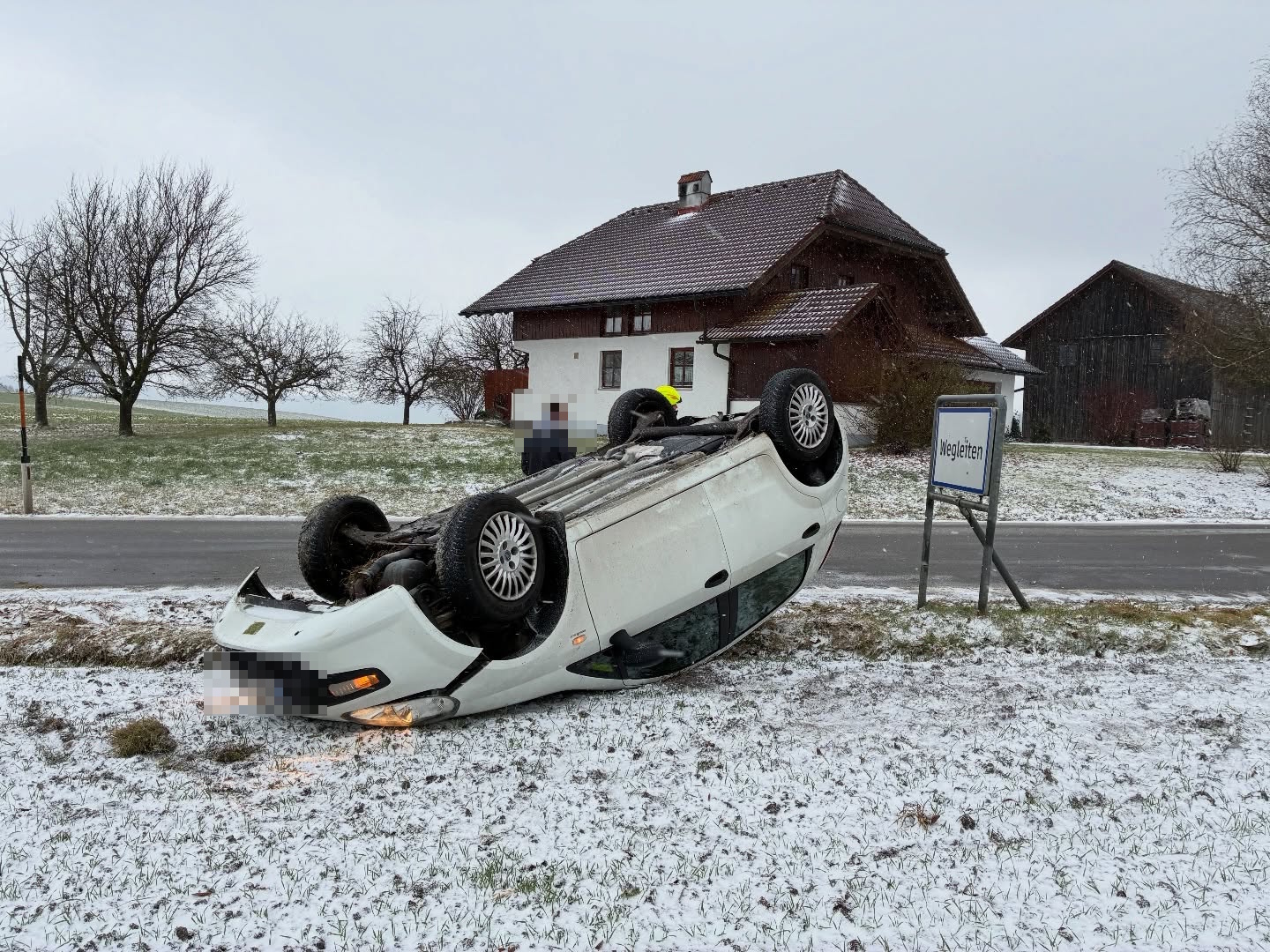 Auto-blieb-nach-berschlag-am-Dach-liegen