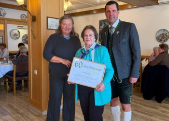 Gemeinschaft und Tradition beim gemeinsamen Bratwürstel-Essen