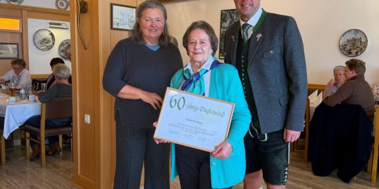 Gemeinschaft und Tradition beim gemeinsamen Bratwürstel-Essen