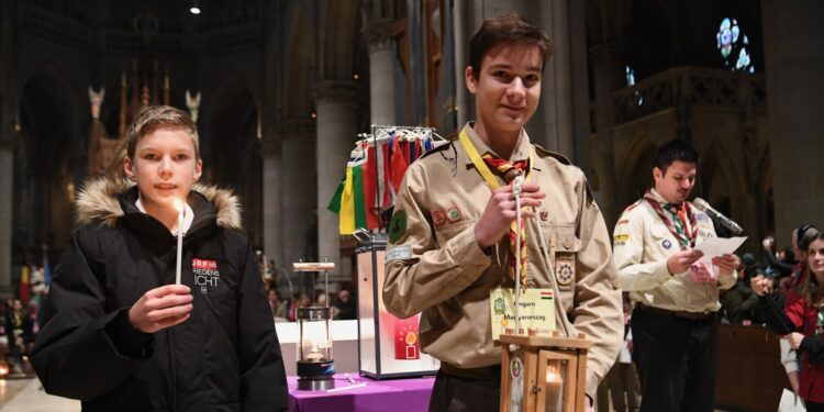 Ischler Pfadfinder holen das Friedenslicht ins Salzkammergut