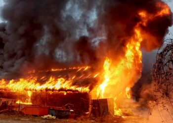 Großbrand in Kirchham: Holzlagerhalle vollständig ausgebrannt