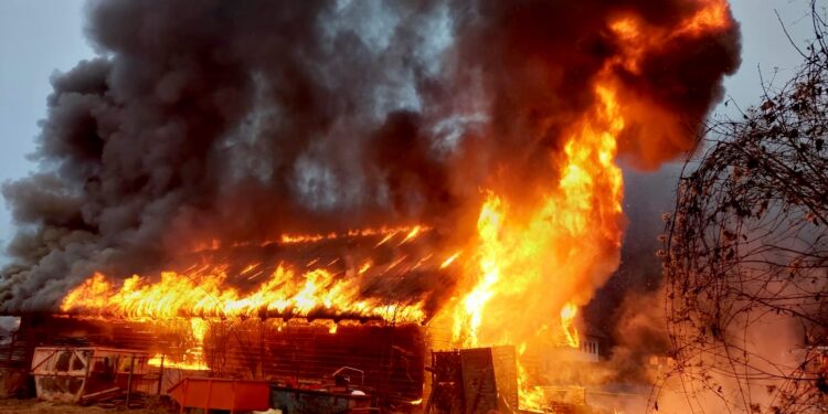 Großbrand in Kirchham: Holzlagerhalle vollständig ausgebrannt