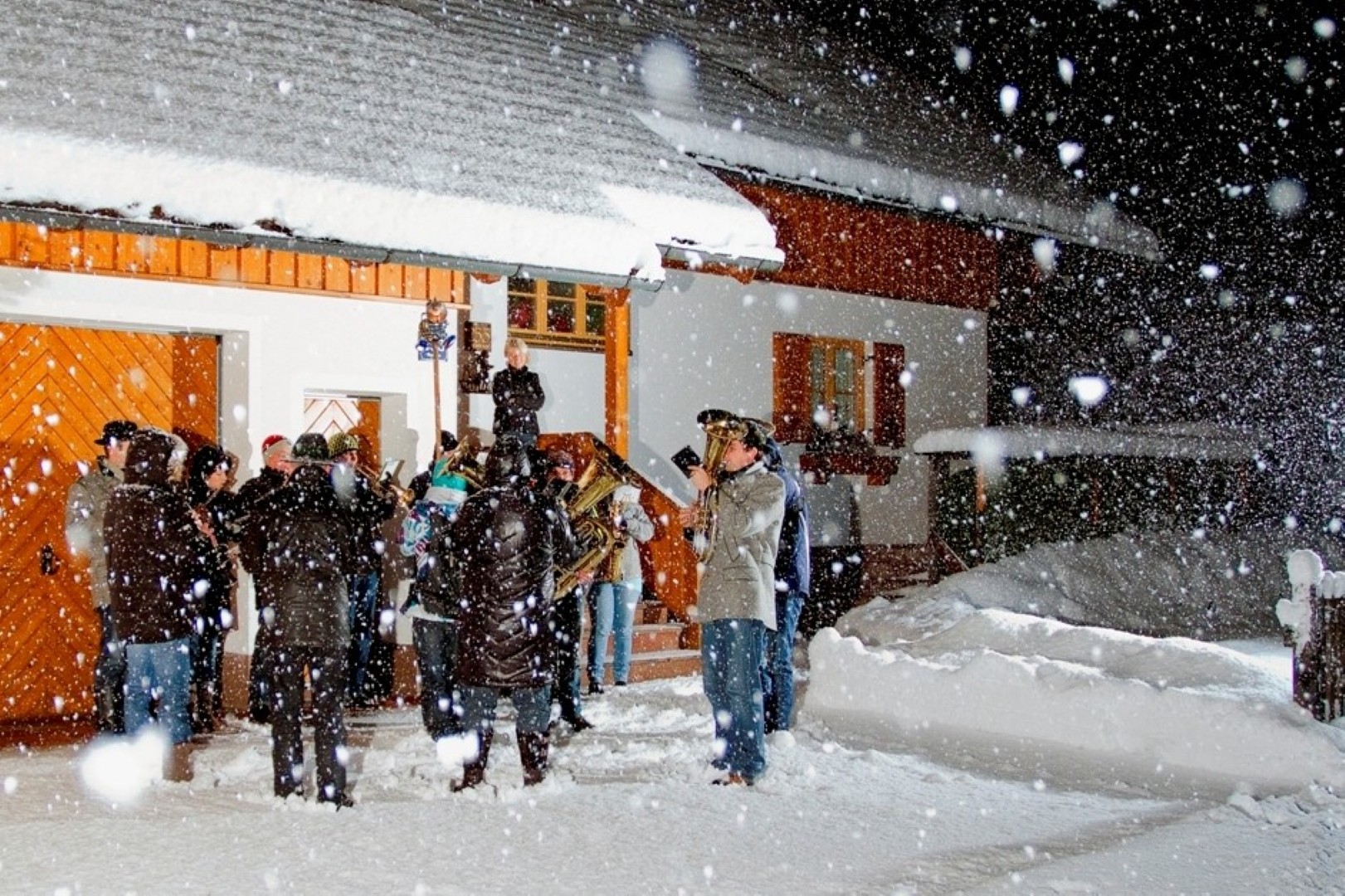 Altjahrverbrennen-und-Neujahrsblasen-von-Haus-zu-Haus-Obertraun-verabschiedet-das-Jahr-2025-