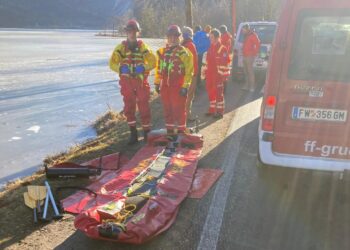 Einsatzkräfte zu vermeintlicher Rettung zweier Eisläufer aus dem Almsee alarmiert