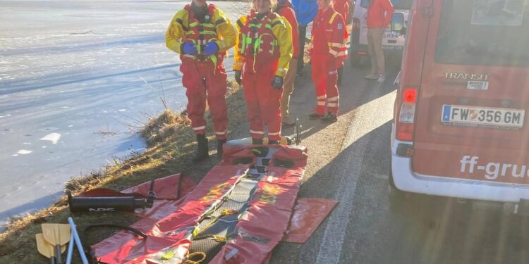 Einsatzkräfte zu vermeintlicher Rettung zweier Eisläufer aus dem Almsee alarmiert