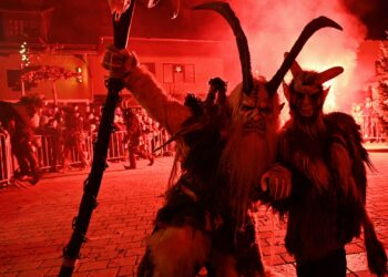 Nikolaus begeistert in Altmünster mit Perchtenshow