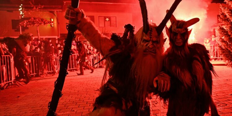 Nikolaus begeistert in Altmünster mit Perchtenshow