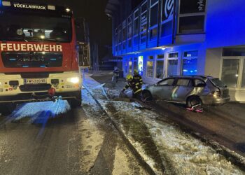 Auf rutschiger Straße mit Auto in Fahrschule gekracht